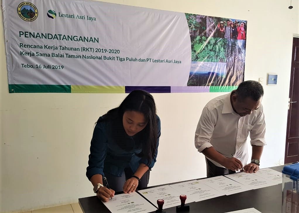  Penandatanganan kerja sama Balai Taman Nasional Bukit Tiga Puluh dan PT Lestari Asri Jaya.