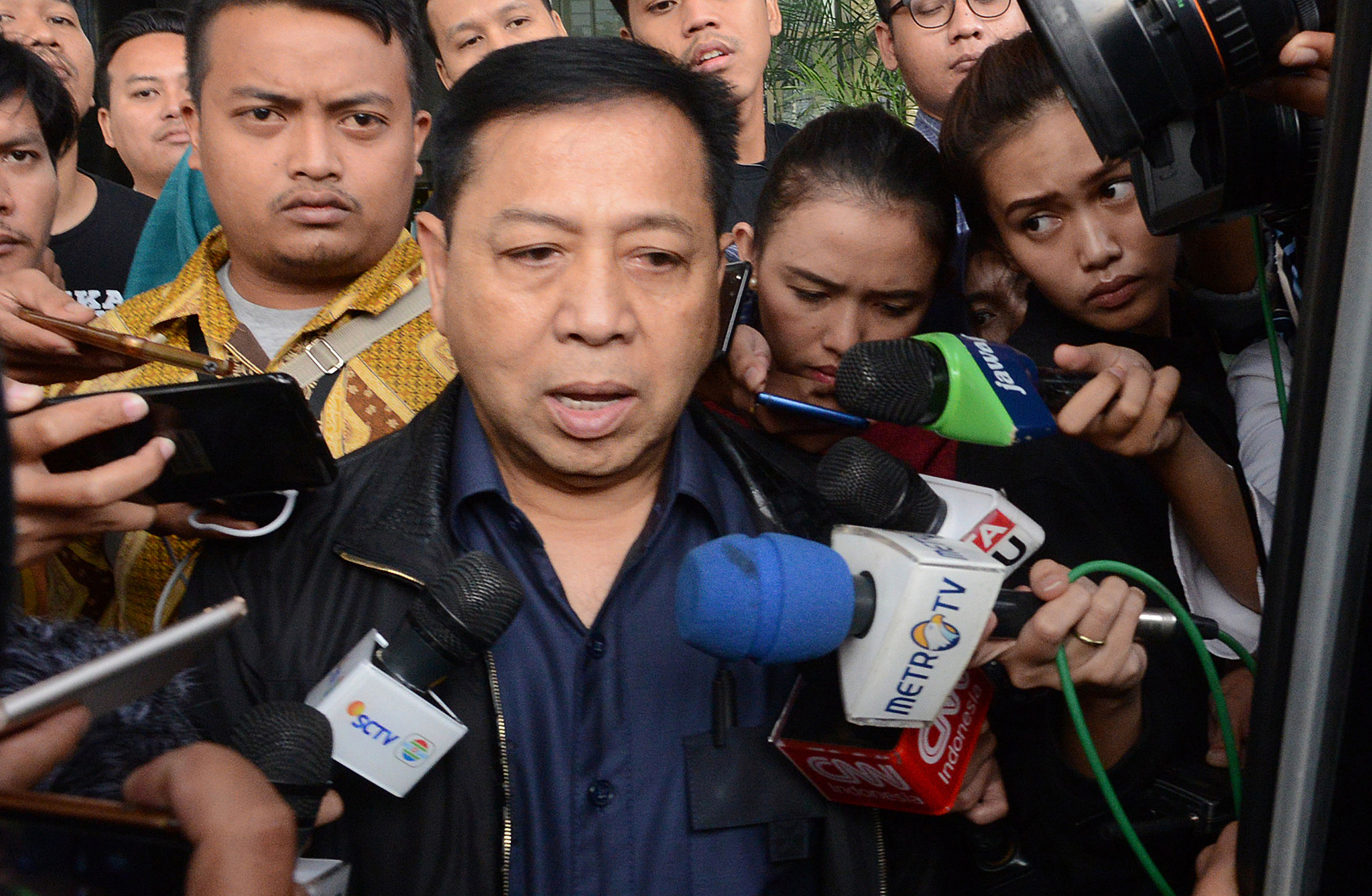 Mantan Ketua DPR Setya Novanto berjalan keluar seusai menjalani pemeriksaan di gedung Komisi Pemberantasan Korupsi (KPK)