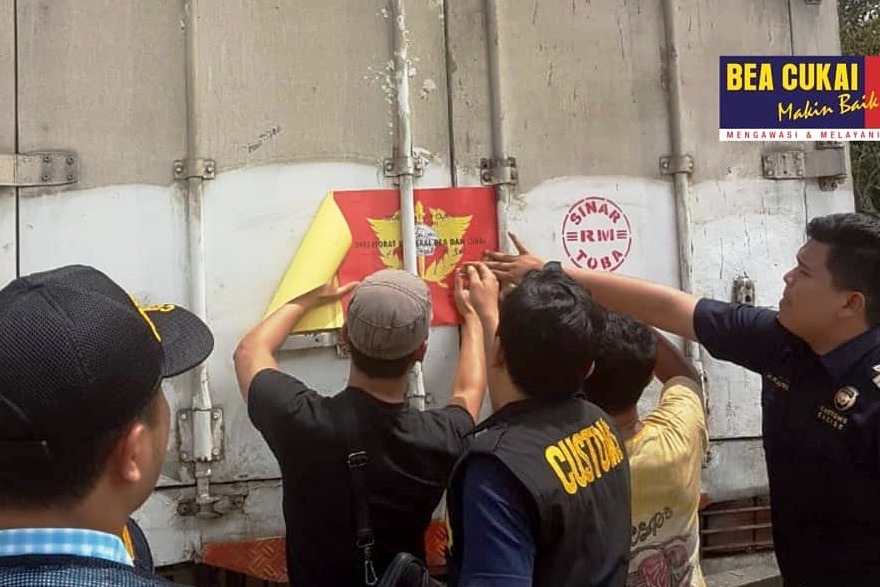 Bea Cukai segel truk pembawa rokok ilegal.