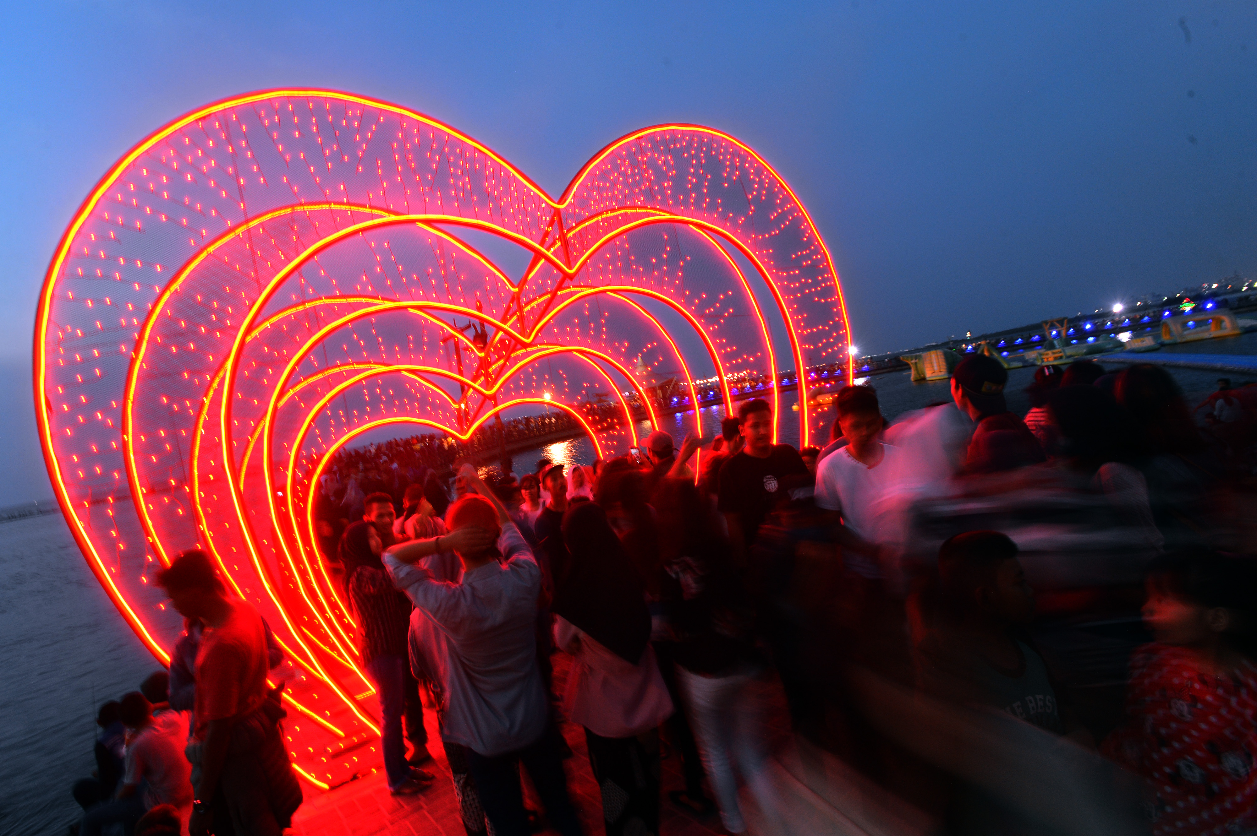 Suasan malam di Pantai Ancol, Jakarta. 