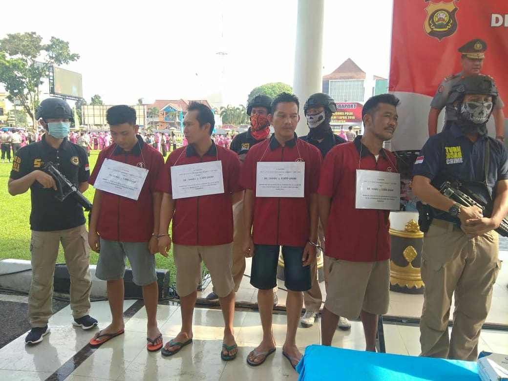 Polda Sumsel mengamankan 9 kg sabu dan menangkap empat pelakunya. 