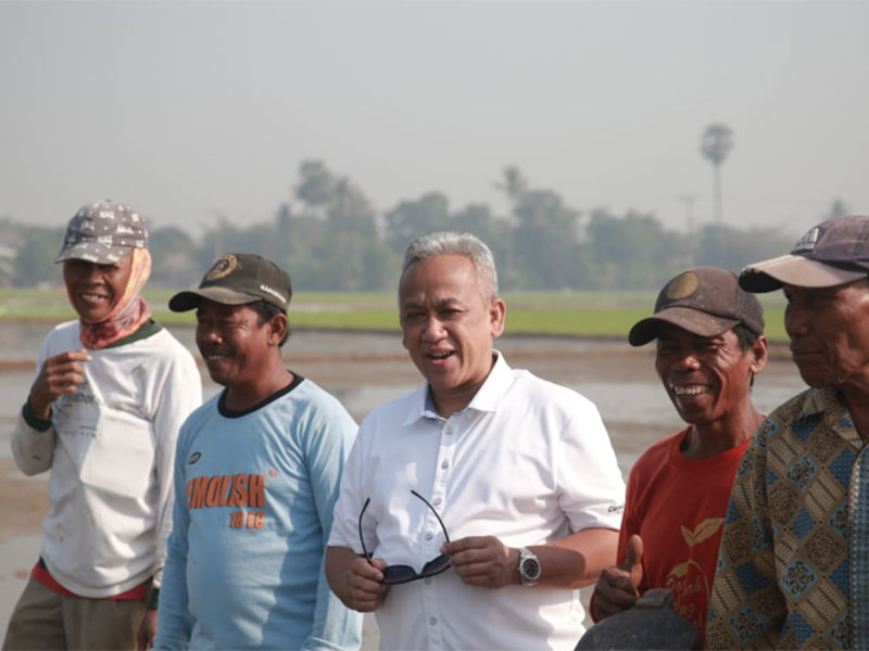 Direktur Utama Jasa Tirta II, U. Saefudin Noer (tengah)