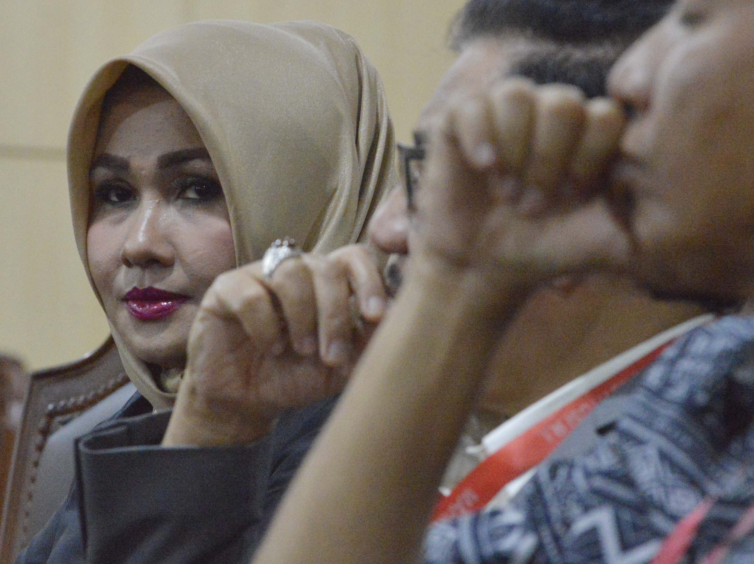 Calon legislatif Dewan Perwakilan Daerah (DPD) Nusa Tenggara Barat (NTB), Evi Apita Maya (kiri) 