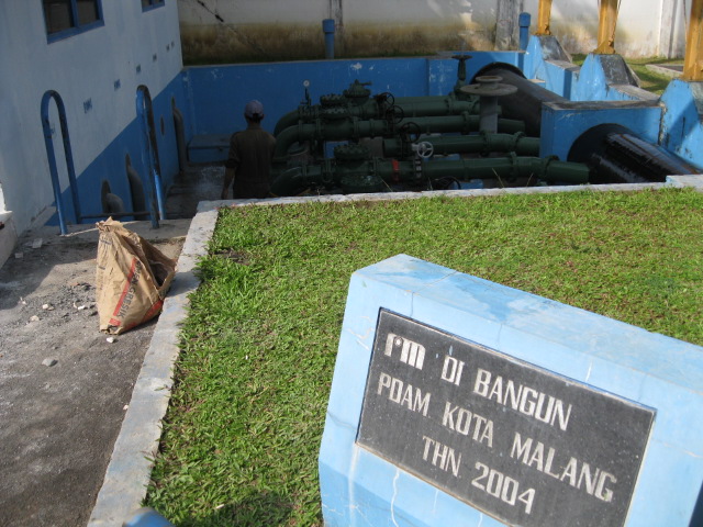 Seorang petugas PDAM Kota Malang, Jawa Timur, merawat jaringan air di sumber wendit di Pakis, Kabupaten Malang