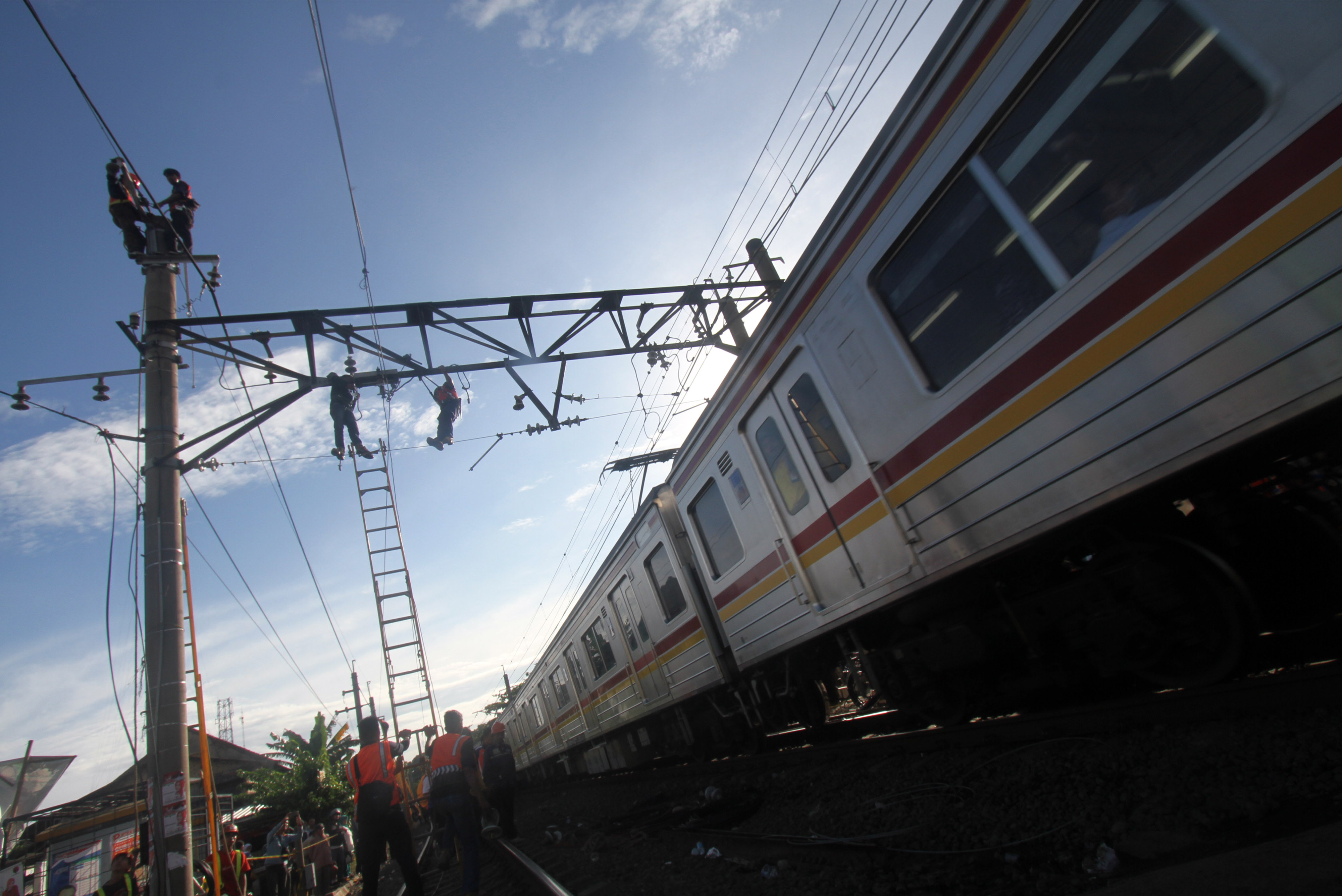 Pekerja memperbaiki jaringan Listrik Aliran Atas (LAA) pascakecelakaan KRL di kawasan Kebon Pedes, Bogor, Jawa Barat