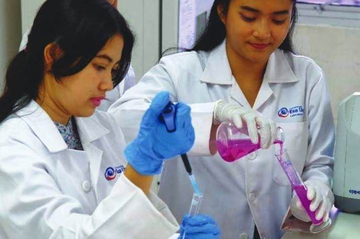 Banyak mahasiswa terbaik yang belum lulus sudah dipesan oleh berbagai perusahaan farmasi.