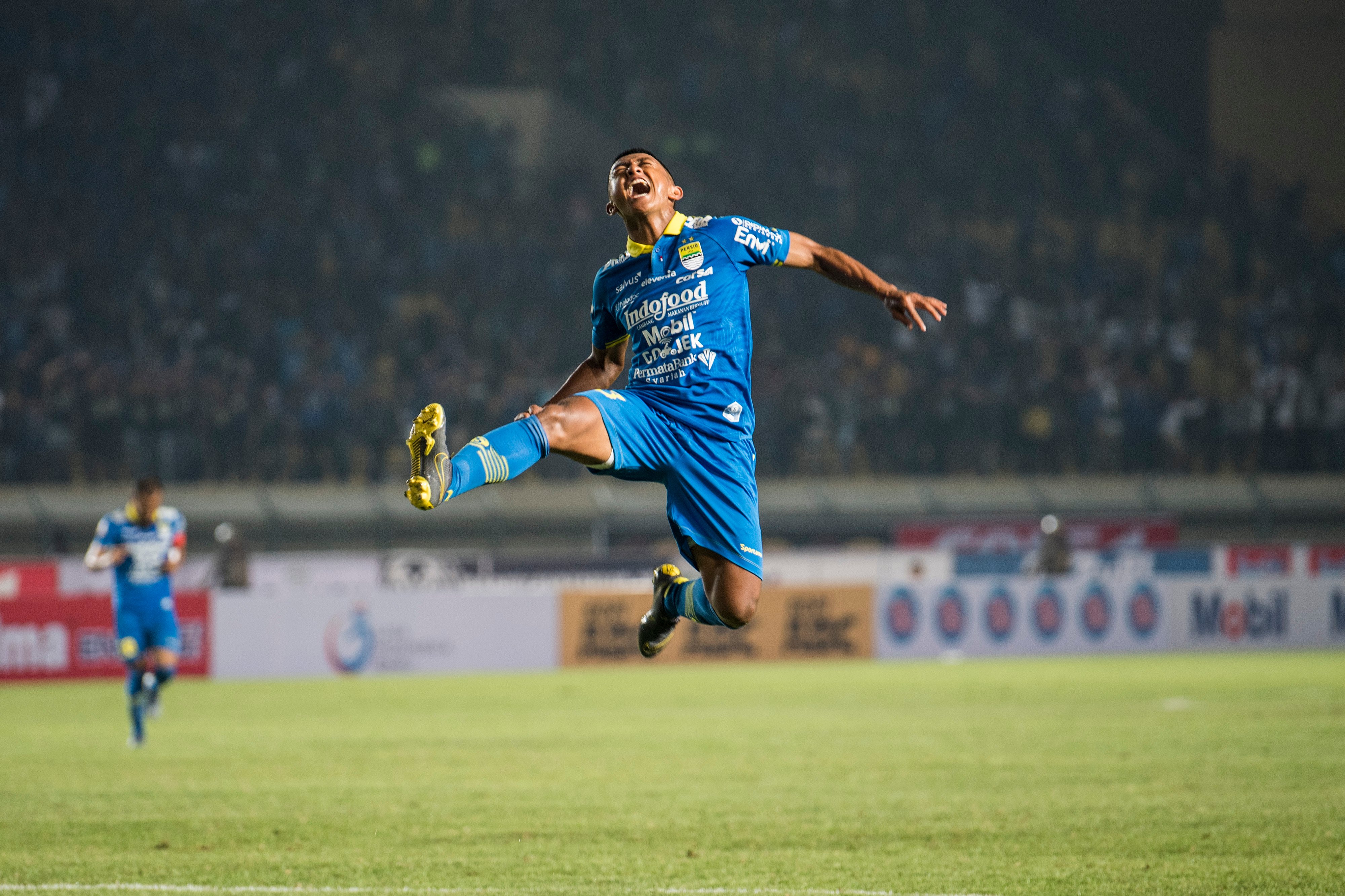 Pesepakbola Persib Bandung Febri Hariyadi merayakan kemenangan seusai mencetak gol.