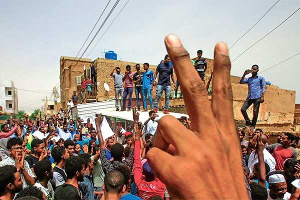 Warga Sudan memadati jalan saat Aksi “Gerakan Satu Juta Orang” di Khartoum, Sudan, kemarin.