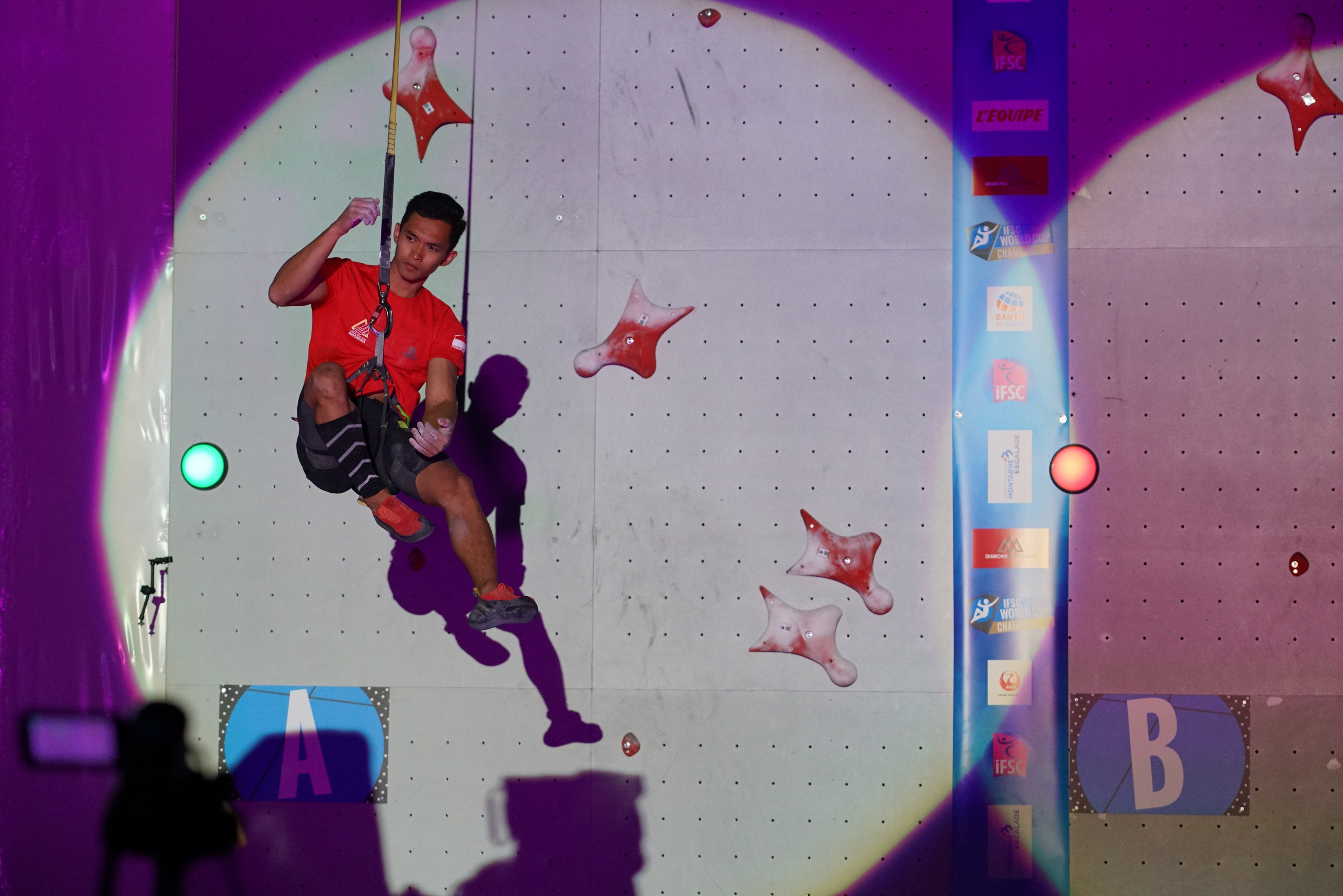 Atlet panjat tebing Indonesia Alfian M Fajri usai beraksi dalam babak final nomor rekor kecepatan dunia Kejuaraan dunia panjat tebing di Cha