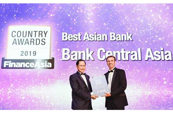 BCA terima penghargaan dalam ajang FinanceAsia Country Awards for Achievement 2019 di Hong Kong, Kamis (27/6).