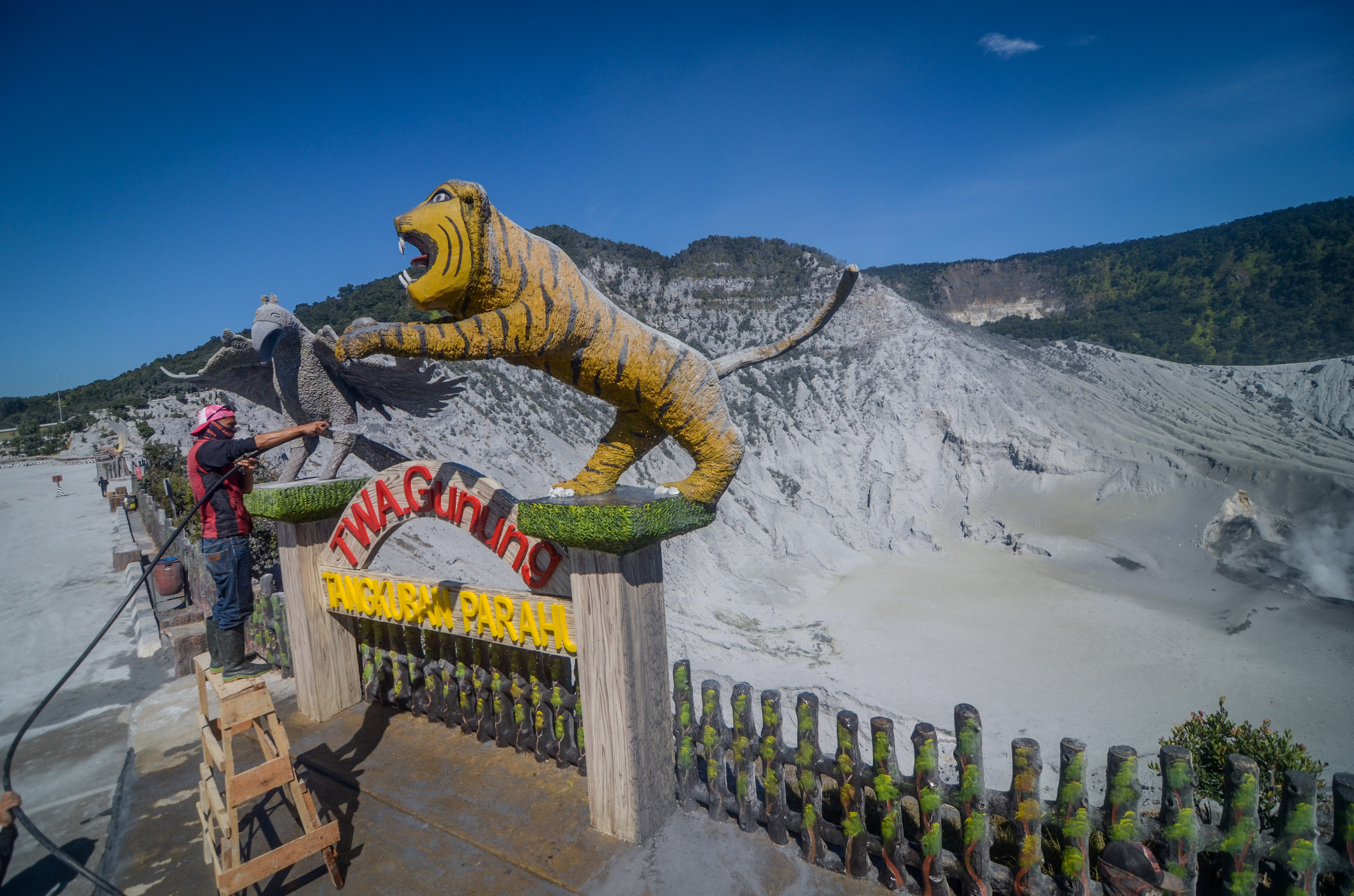  Petugas membersihkan debu vulkanik di sekitar Kawah Ratu pascaerupsi Gunung Tangkuban Parahu, Kabupaten Subang, Jawa Barat, Minggu (28/7).