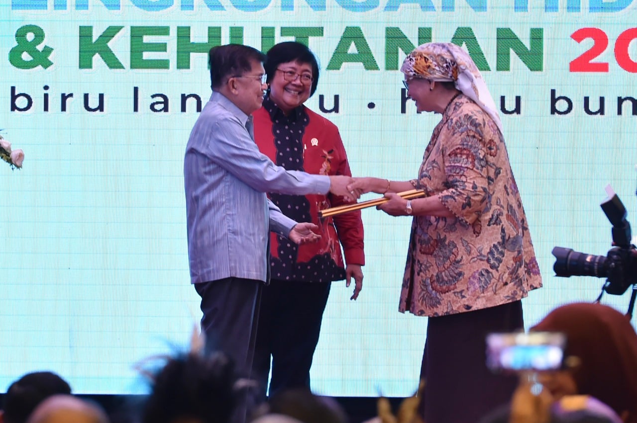 Wapres JK dan Menteri LHK Serahkan Kalpataru kepada 10 Tokoh