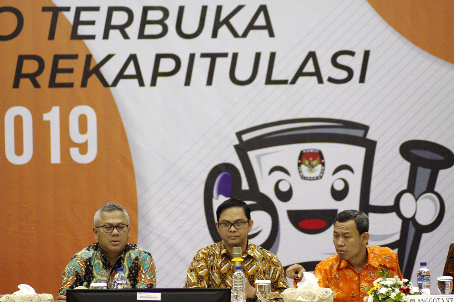 Ketua KPU Arief Budiman (du kiri) bersama Komisioner KPU (dari kiri) Hasyim Ashari, Viryan Aziz dan Pramono Ubaid 