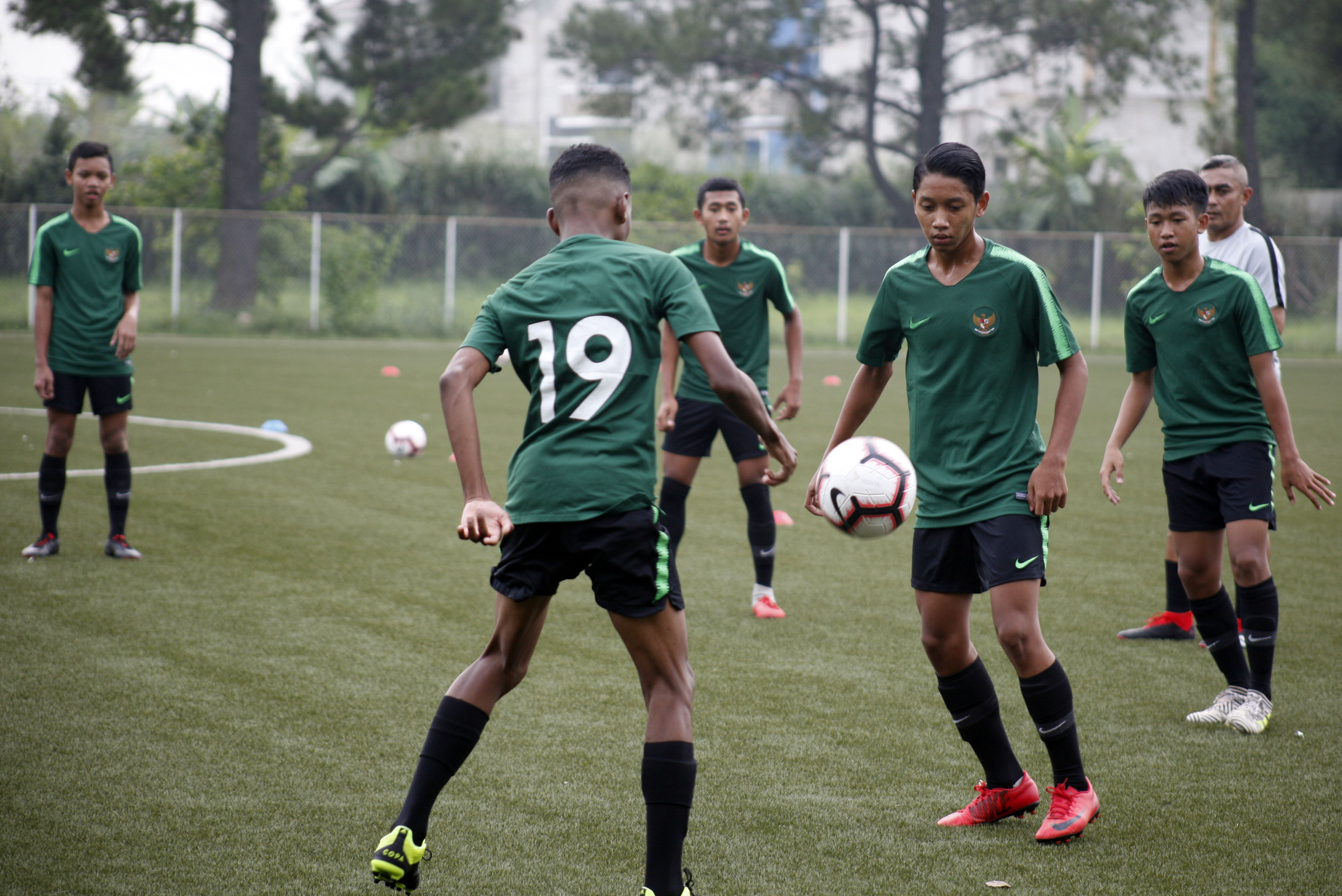  Sejumlah pemain tim nasional U-15 tengah melakukan sesi latihan perdana di Lapangan NYTC, Sawangan, Depok, Jawa Barat.
