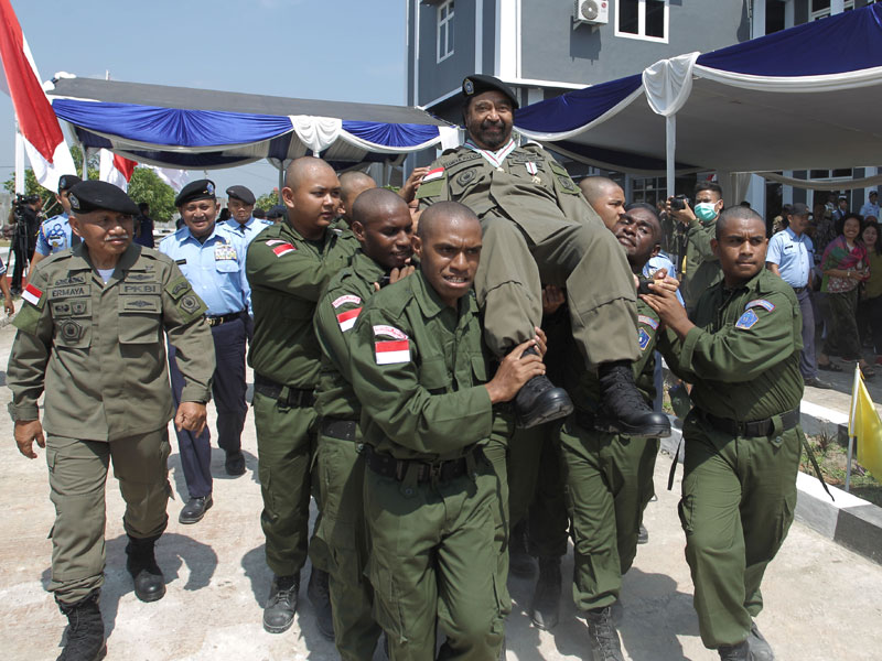 Tokoh Nasional Surya Paloh ditandu sejumlah siswa Sekolah Pendidikan Karakter Bangsa Indonesia (PKBI).