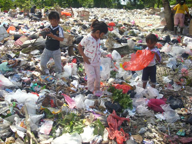 Sampah di kawasan Jalan Parit Enah Kecamatan Bukit Intan Pangkalpinang Bangka Belitung. 