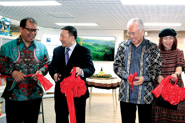 PUSAT PROMOSI: Menteri Perdagangan Enggartiasto Lukita (kedua dari kanan) beserta jajaran KJRI Shanghai menggunting pita  