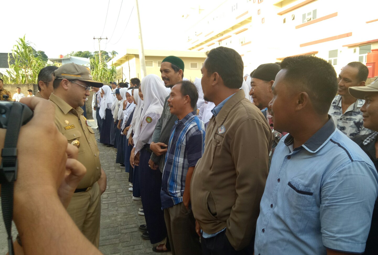  Gubernur Provinsi Babel Erzaldi Rosman Djohan memantau hari pertama masuk sekolah di Pangkalpinang, Senin (15/7). 