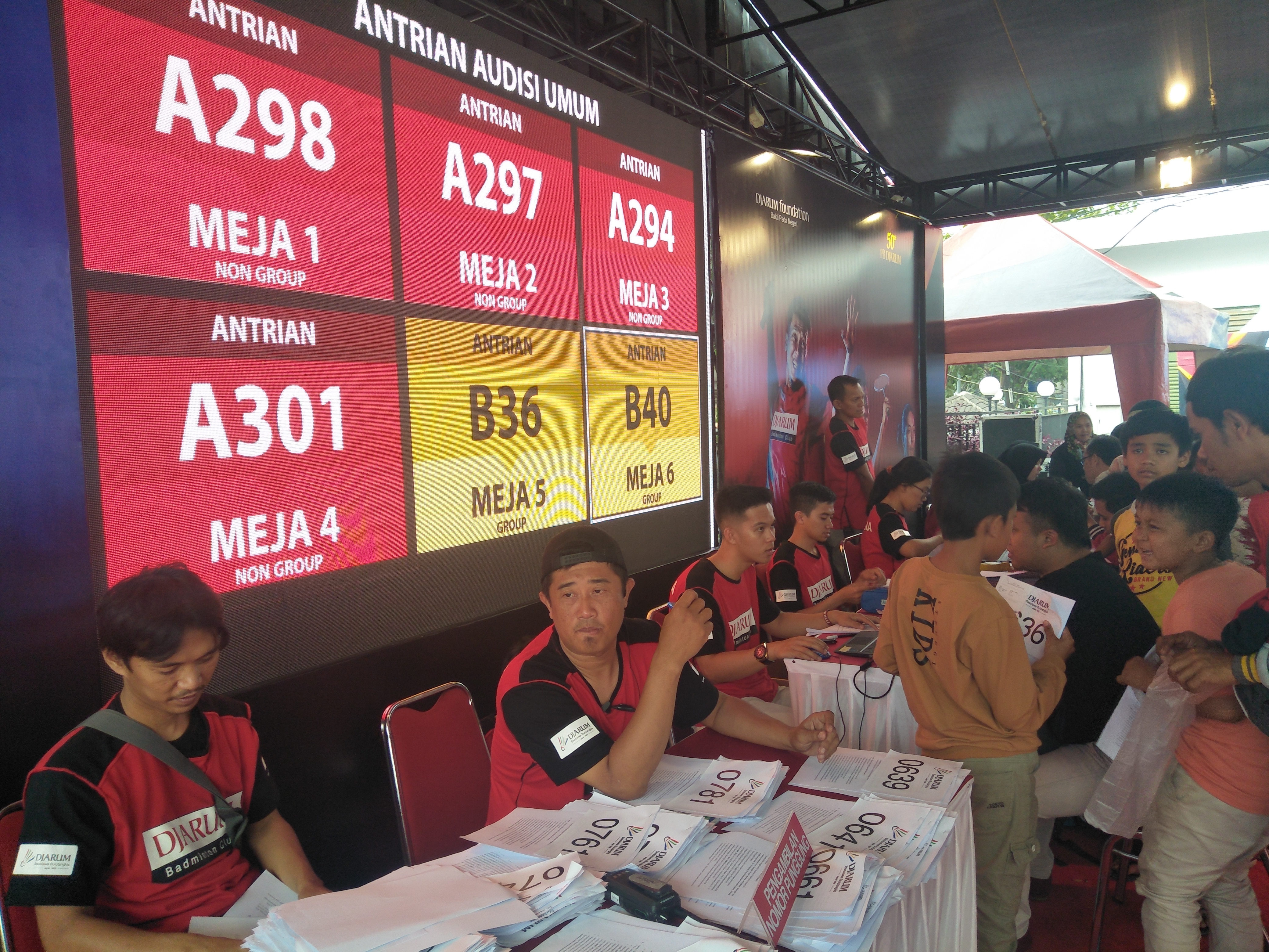 Audisi beasiswa bulu tangkis oleh sebuah produsen rokok di Bandung.