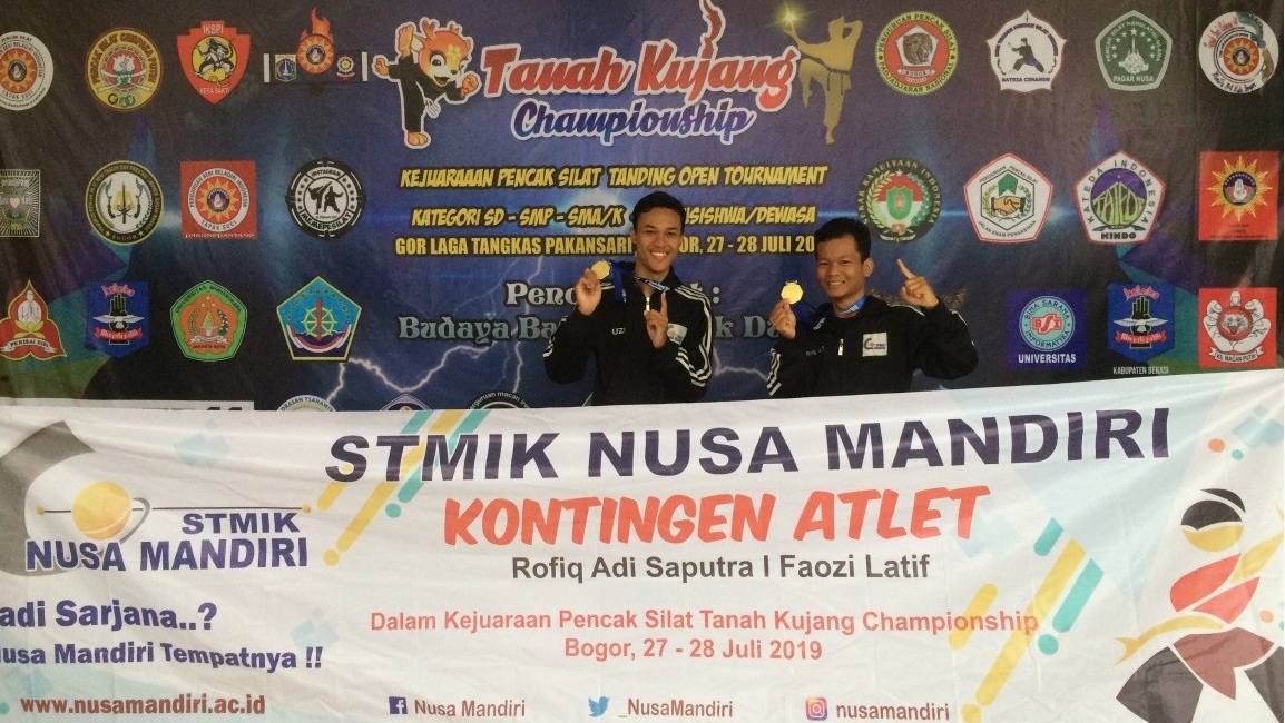 Dua atlet pencak silat STMIK Nusa Mandiri yang berhasil meraih mendali emas di kejuaraan TKC 2019.