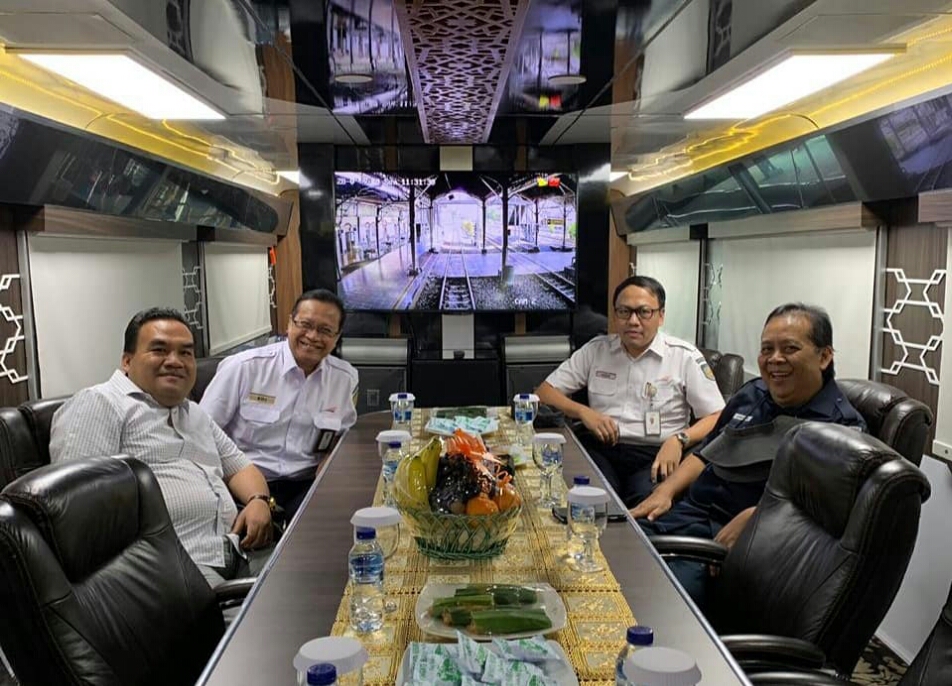 Wakil Bupati Blora Arief Rohman bertemu pejabat PT KAI  membahas rencana pengembangan stasiun Cepu dan reaktivasi jalur kereta. 