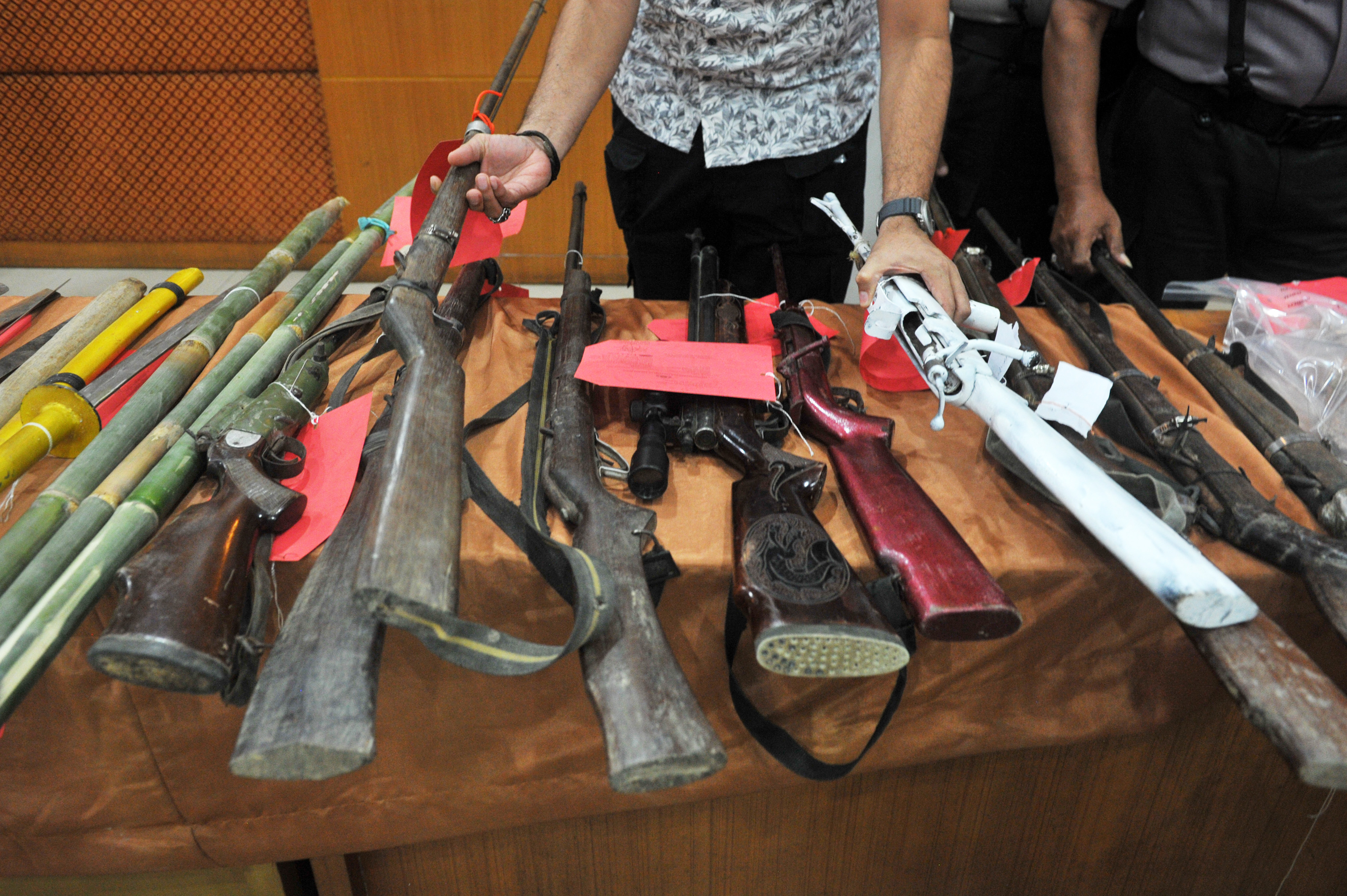 Barang bukti pelaku perusakan dan penganiayaan oleh anggota Serikat Mandiri Batanghari (SMB) yang diekpose di Polda Jambi, Jumat (19/7). 