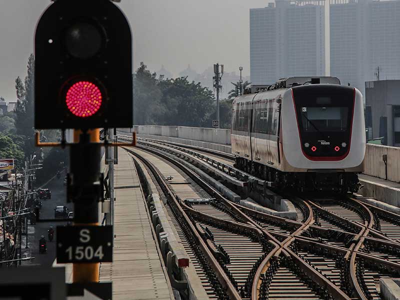 Kereta LRT membawa warga dari Stasiun Boulevard Utara menuju Velodrome, Jakarta