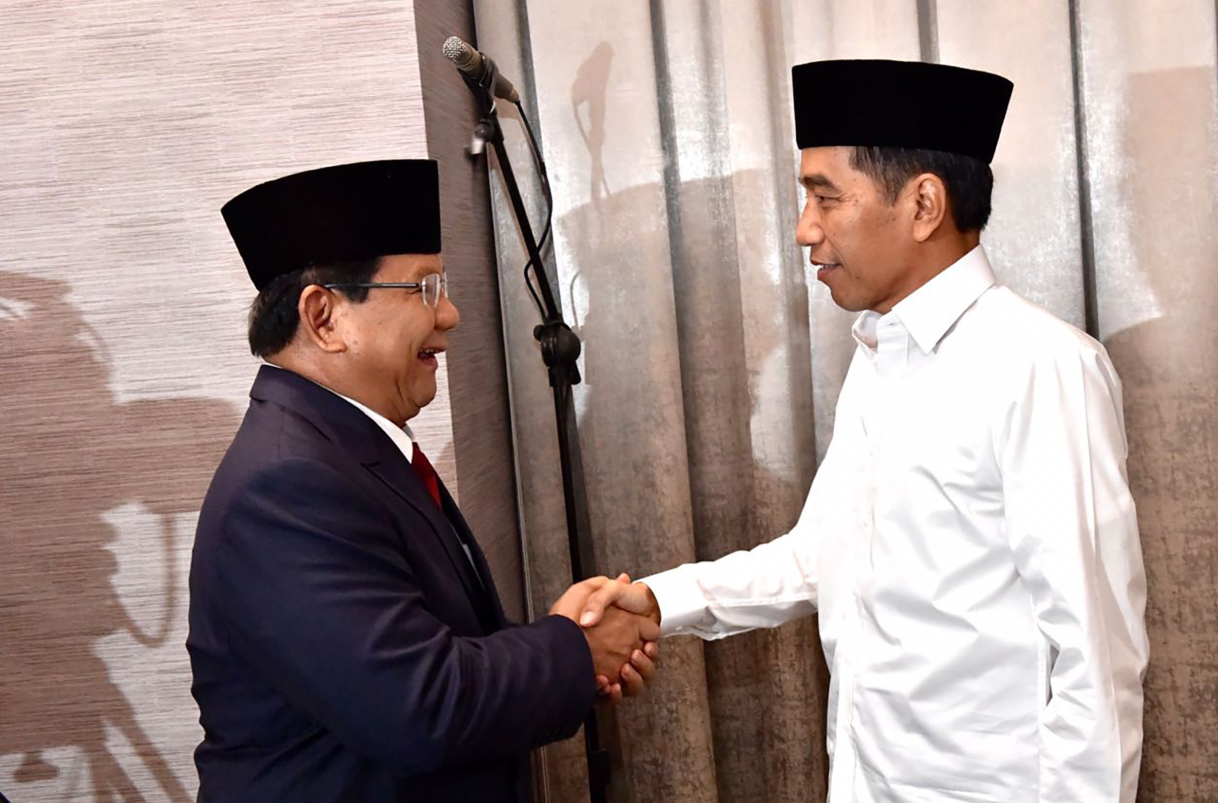 Jokowi dan Prabowo sebelum menjalani debat presidensial perdana