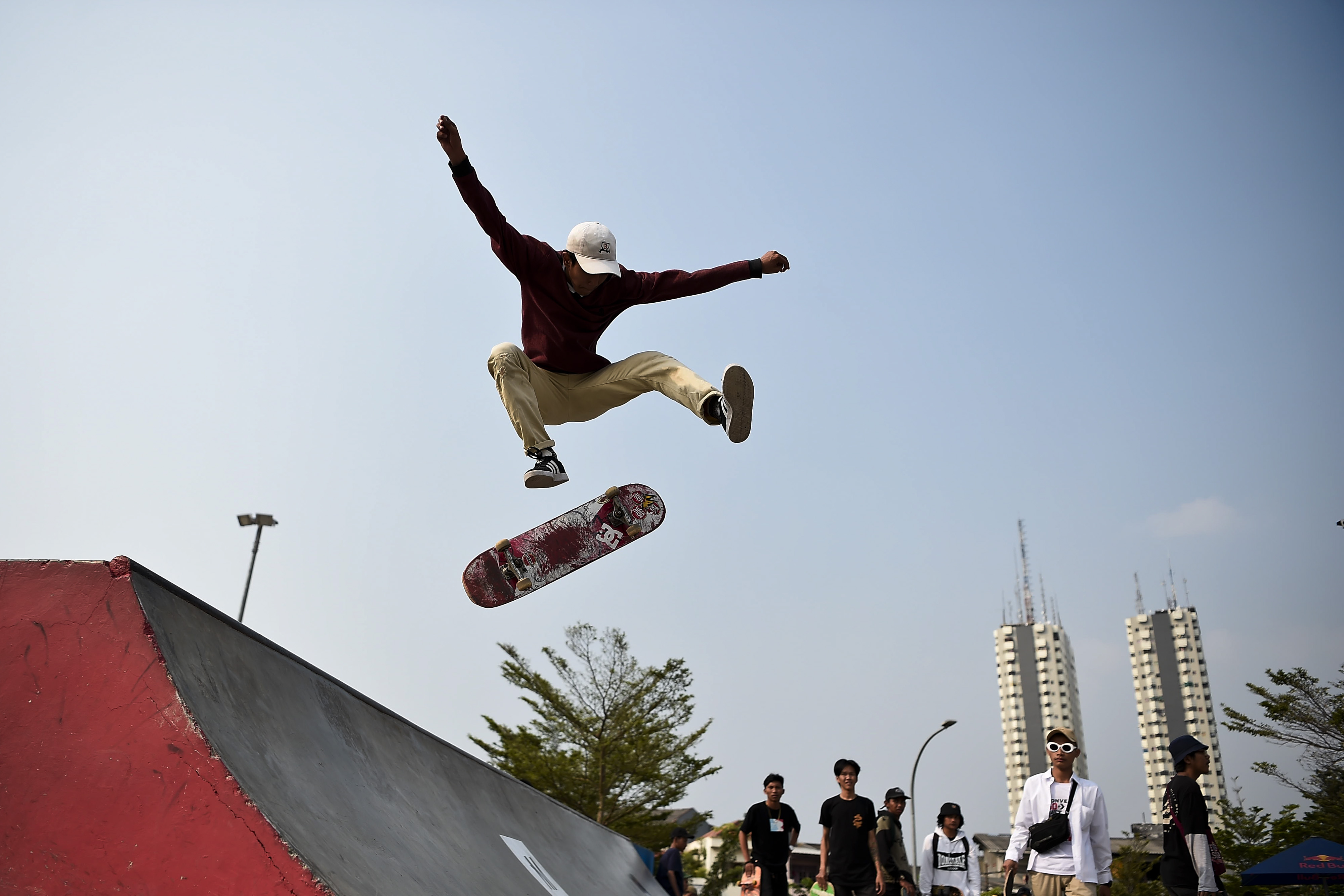 Pemain skateboard melakukan atraksi di atas papan skateboard di RPTRA dan RTH Kalijodo, Jakarta.