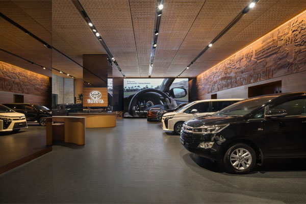  Auto 2000 Sudirman Tampil dengan Sentuhan Etnik