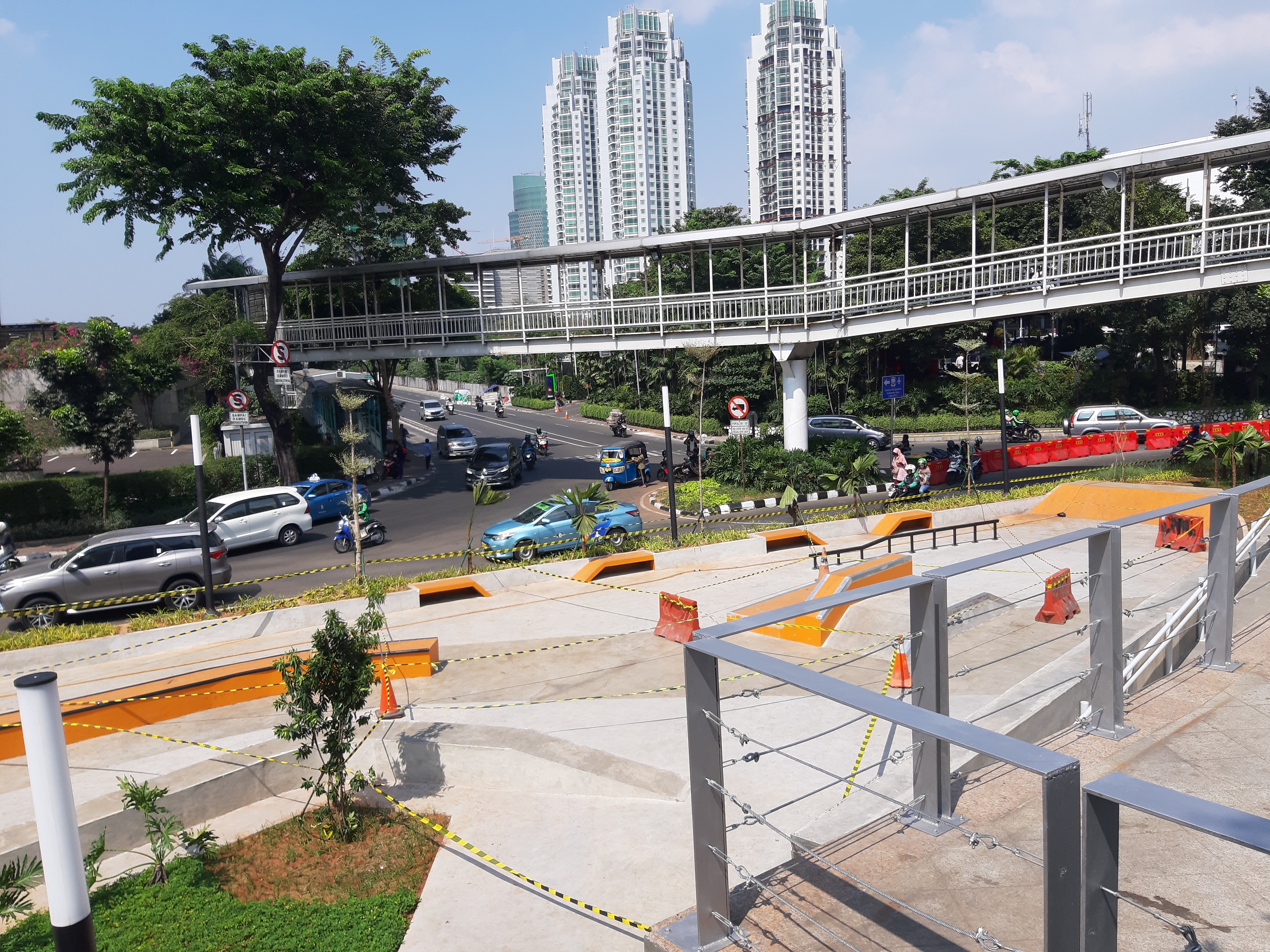 Ruang Terbuka Hijau: Skatepark Taman Dukuh Atas, Jalan Sudirman, Jakarta, Jumat (12/7), yang masih dalam tahap penyelesaian.