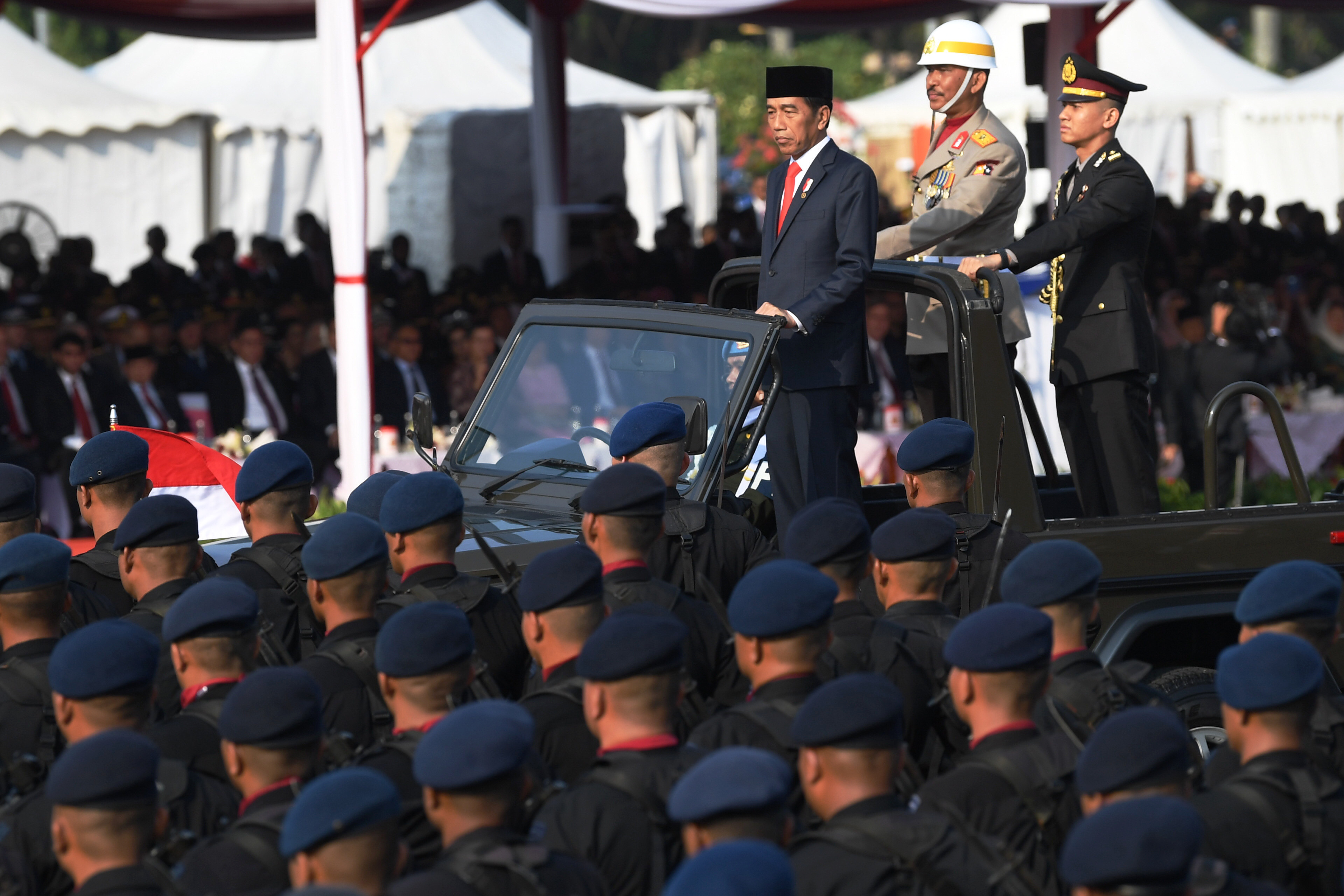Presiden Joko Widodo memimpin  upacara peringatan Ke-73 Hari Bhayangkara Tahun 2019 di Lapangan Monas, Jakarta, Rabu (10/7)