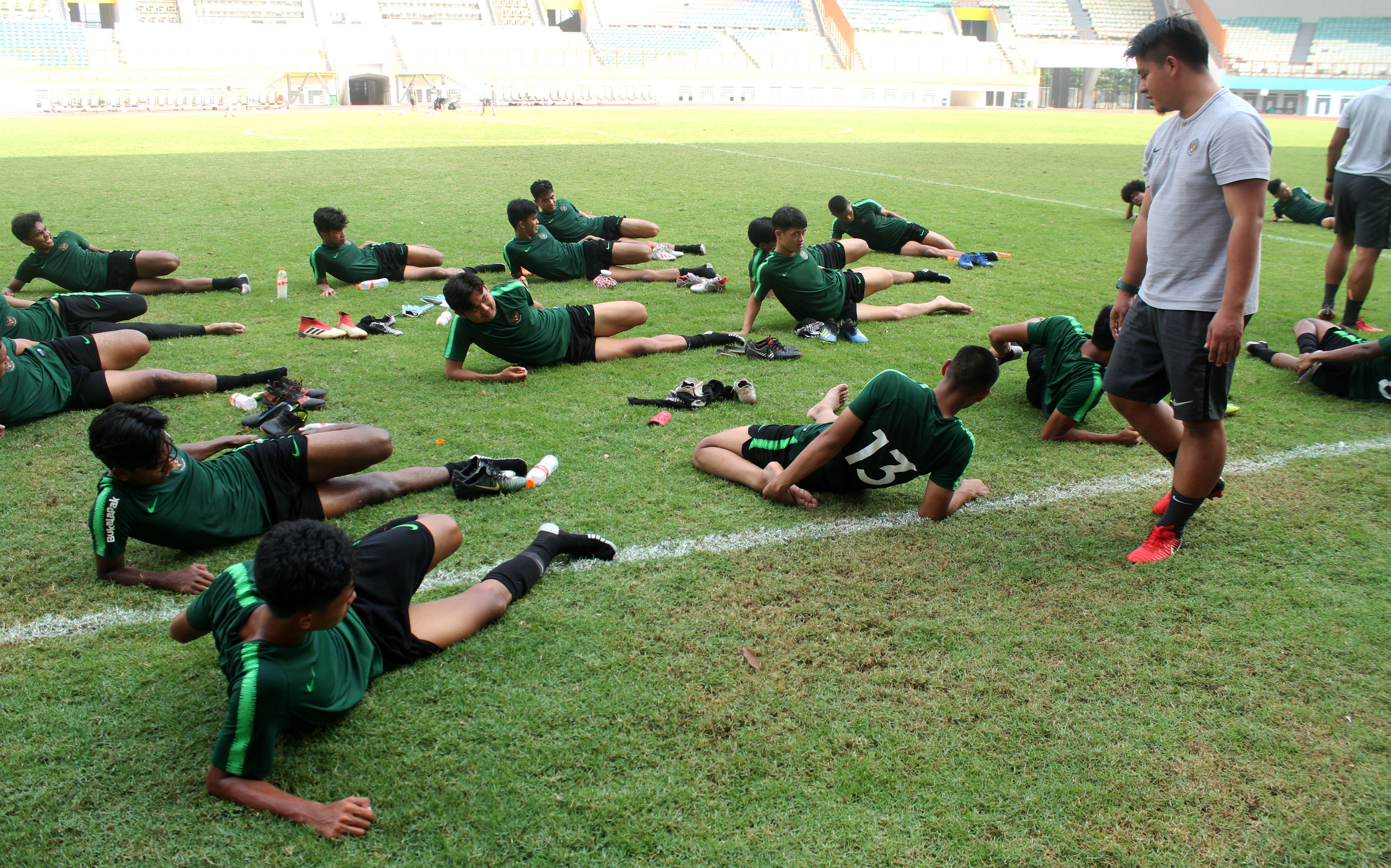Pesepak bola timnas Indonesia U-19 menjalani latihan di Stadion Wibawa Mukti, Cikarang