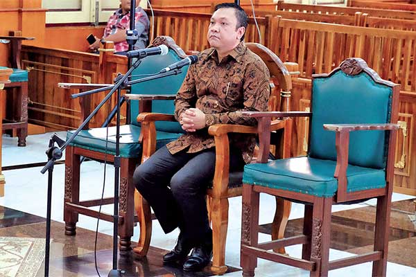 Terdakwa Bupati nonaktif Pakpak Bharat, Remigo Yolando Berutu, menjalani sidang tuntutan di Pengadilan Tipikor Medan, Sumatra Utara, kemarin