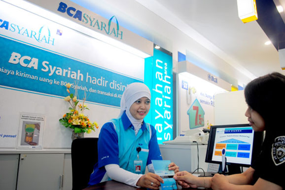 Petugas kantor cabang Bank BCA Syariah sedang melayani nasabah