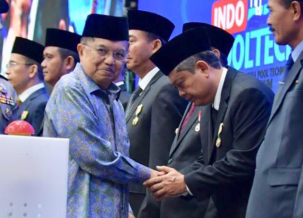 Walikota Denpasar, IB Rai Dharmawijaya Mantra saat menerima penganugerahan dari Wakil Presiden.