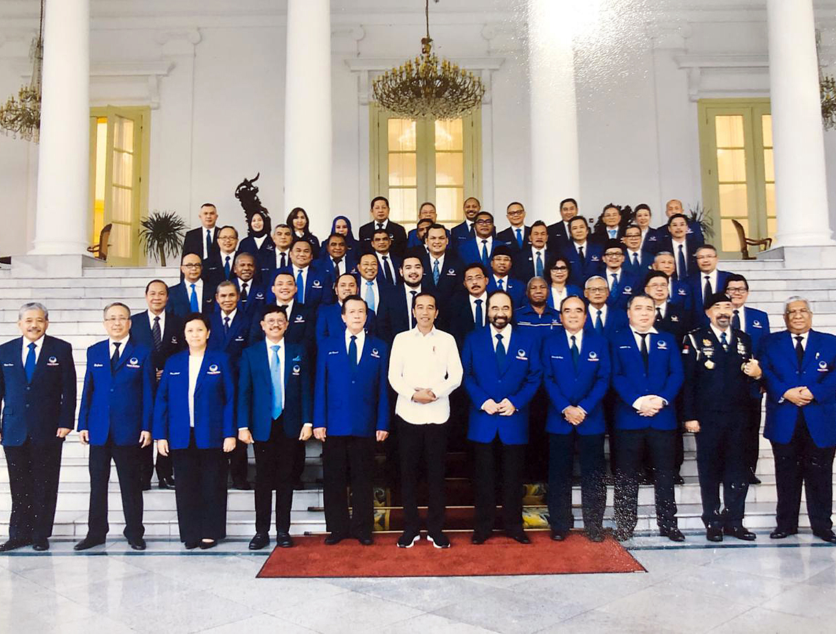 Presiden Jokowi bersama pengurus DPP NasDem