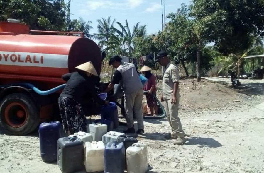 Sejumlah warga antre mendapatkan air bersih dari tangki-tangki yang disediakan oleh BPBD Boyolali, Rabu (24/7). 