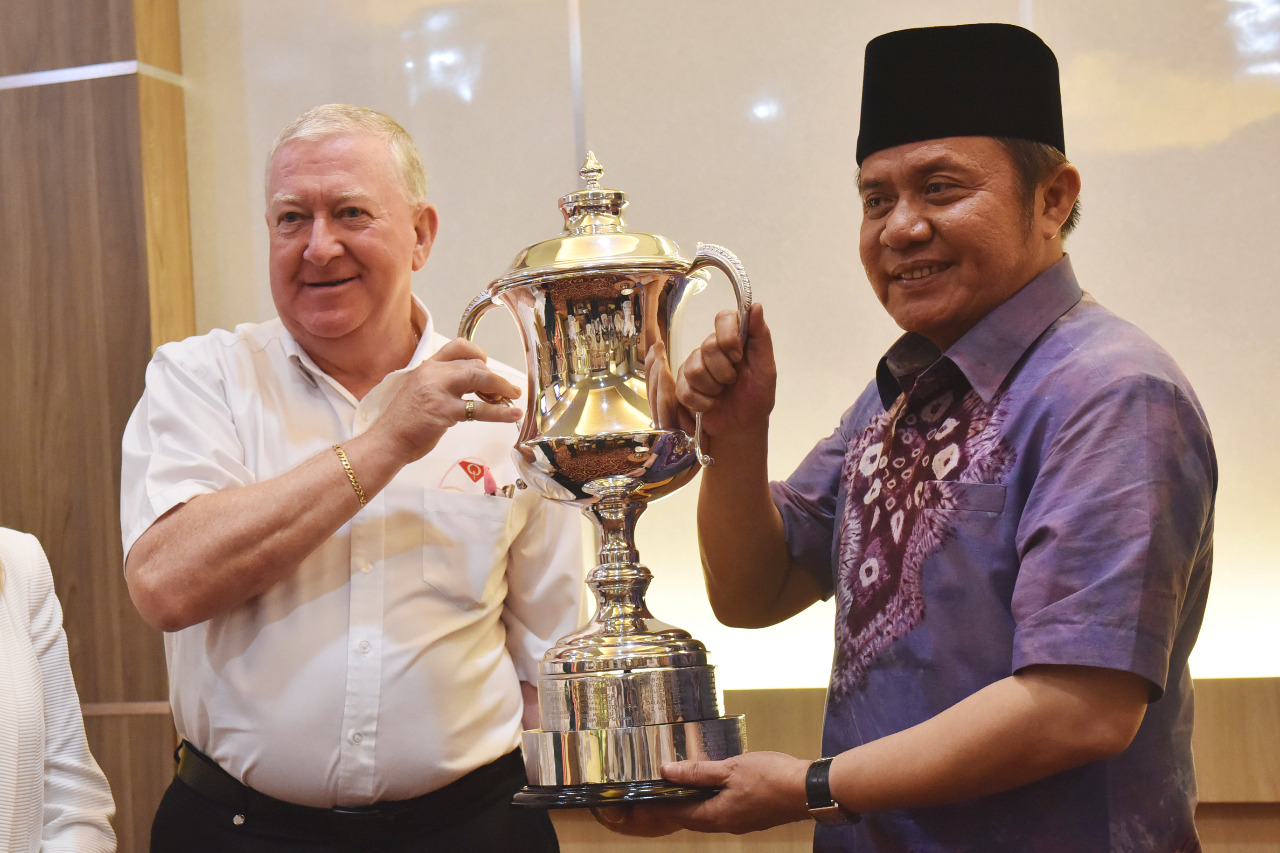 Gubernur Sumsel Herman Deru memperlihatkan piala untuk kejuaraan dunia bowling yang akan diselenggarakan di Palembang pada 2 November 2019