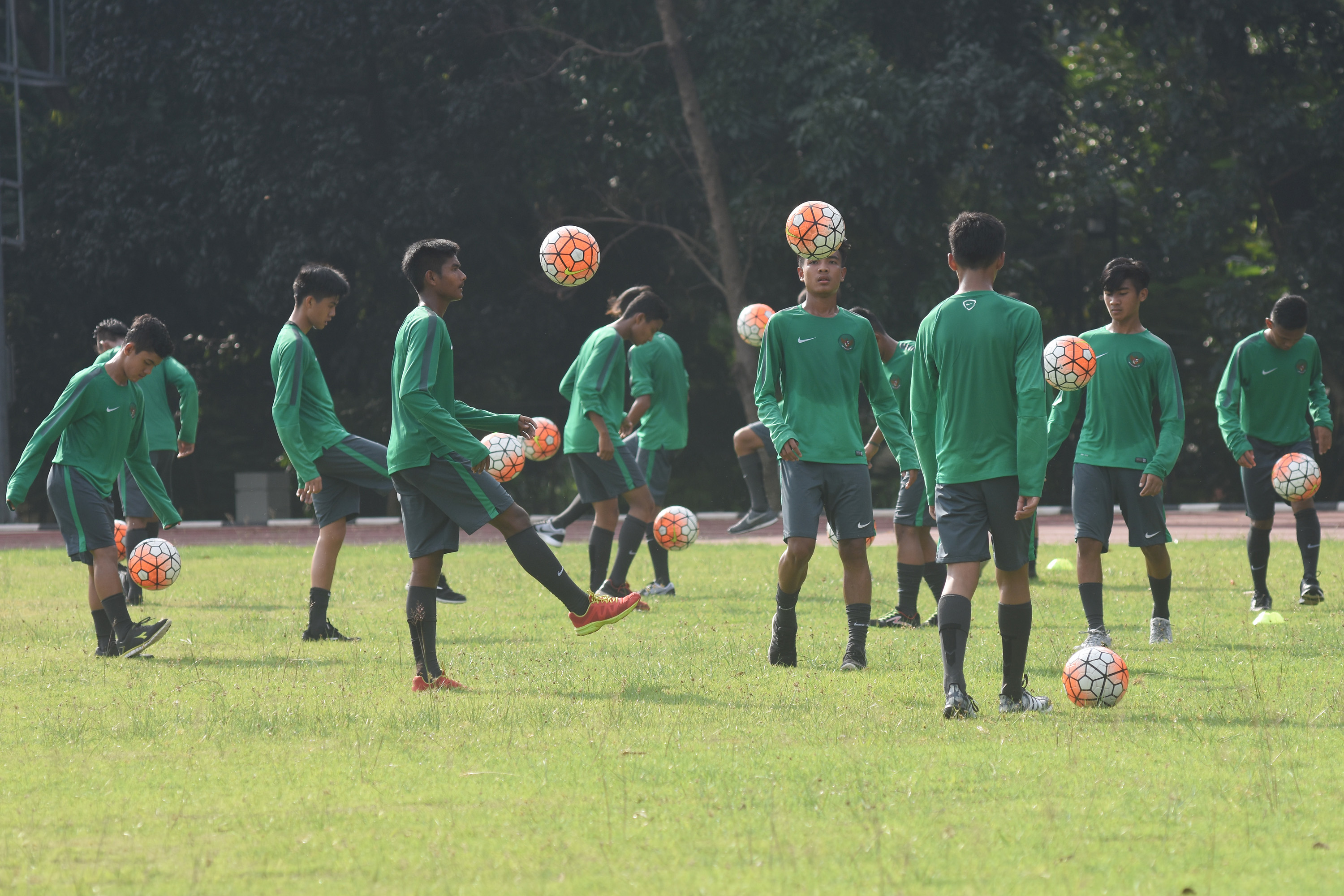 Sejumlah pemain Timnas U-16 mengikuti latihan ketahanan fisik di Stadion Atang Sutresna, Cijantung, Jakarta.