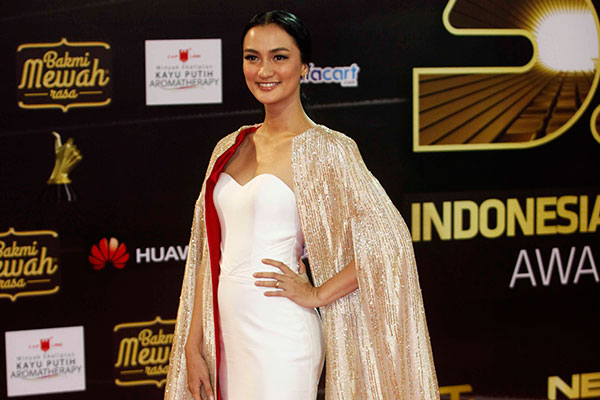 Aktris Indonesia. Ia terkenal karena membintangi film Academy Award 