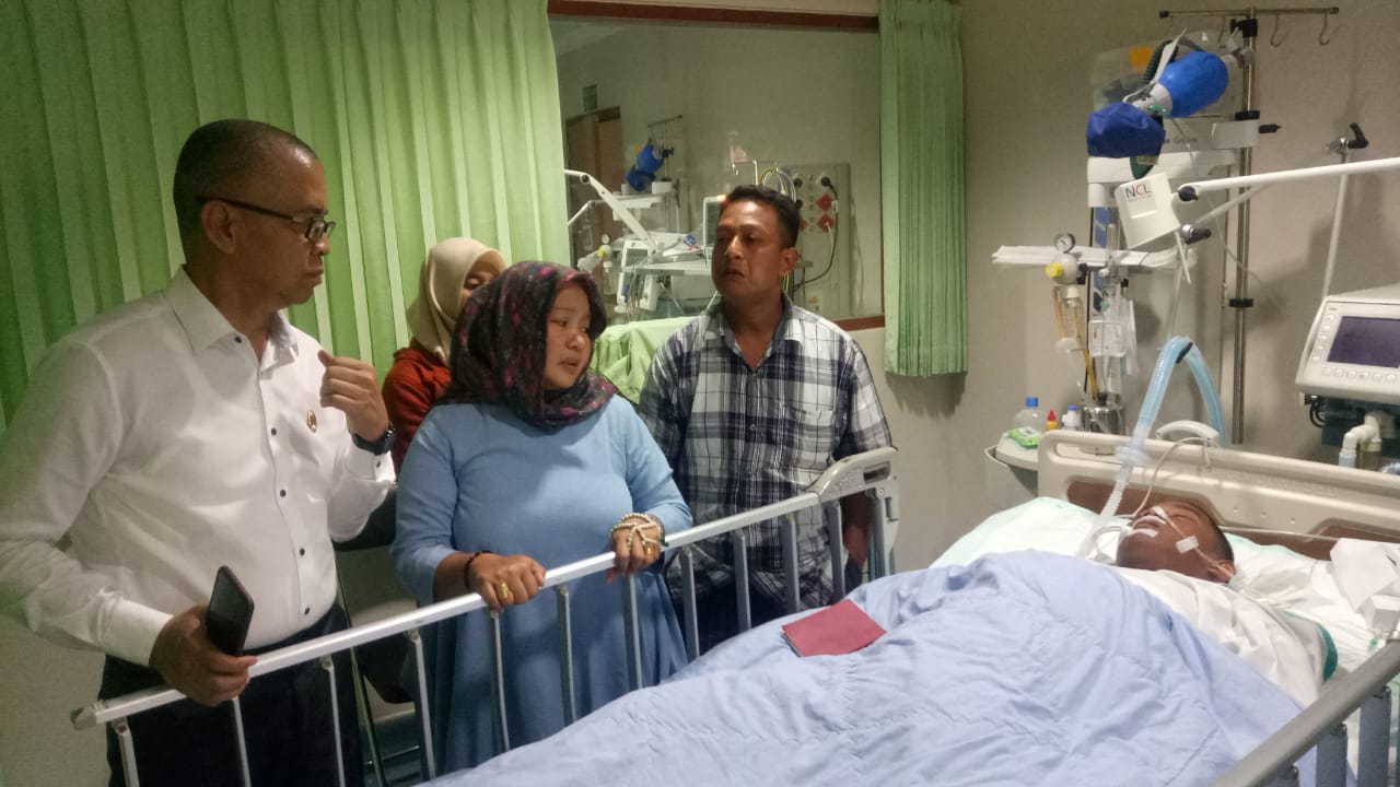 Kadisdik Sumsel Widodo menjenguk Wiko Jerianda (16 tahun) dan ditemui pihak keluarga di RS RK Charitas Palembang, Rabu (17/7). 