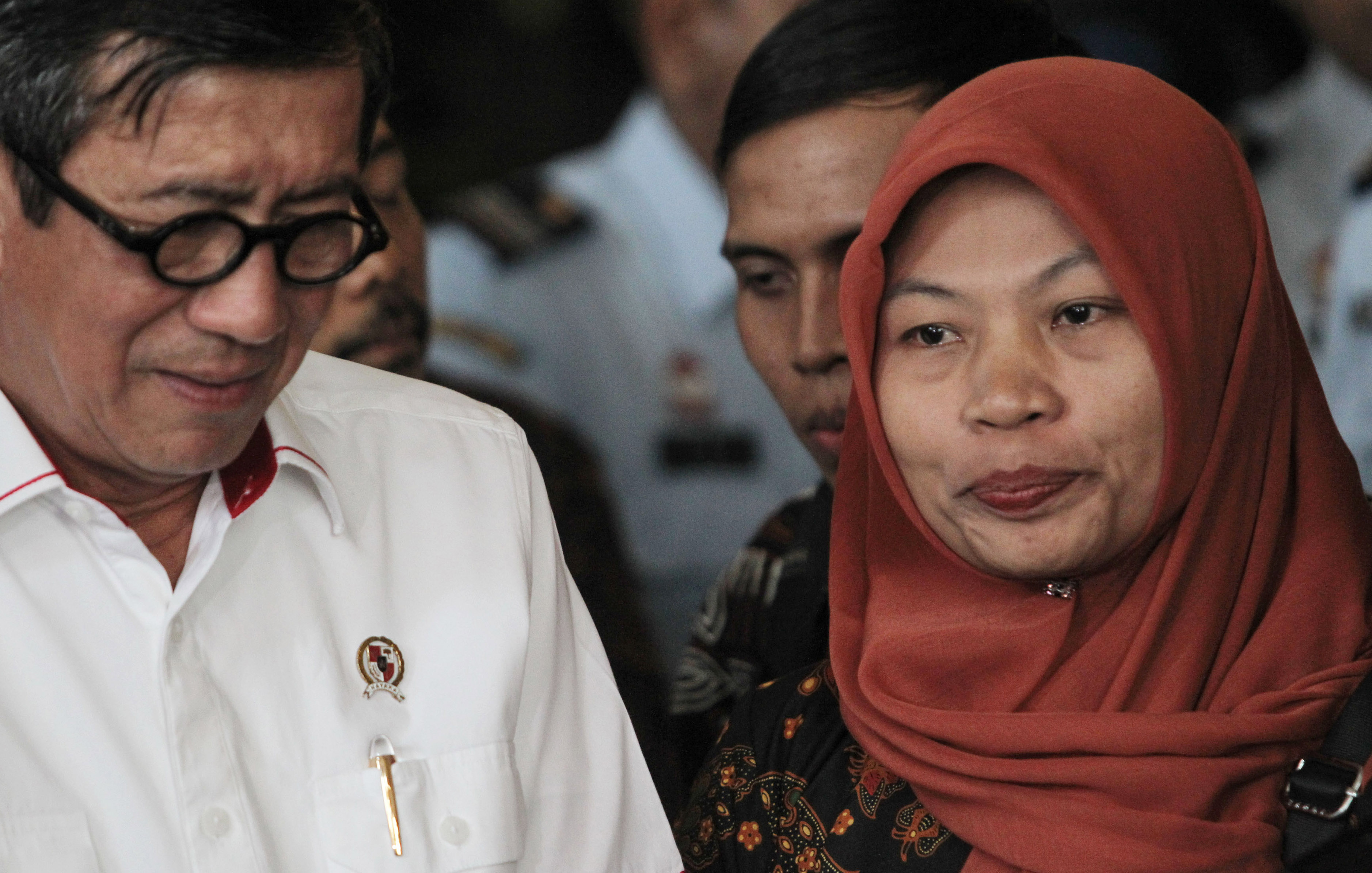 Terpidana kasus pelanggaran UU Informasi dan Transaksi Elektronik, Baiq Nuril (kanan) bersama dengan Menteri Hukum dan HAM Yasonna Laoly.