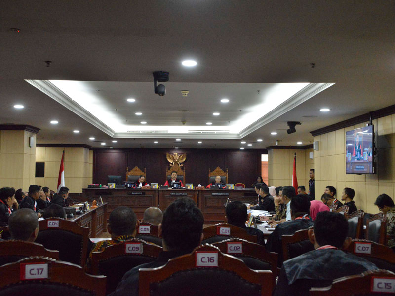 Ketua majelis Hakim Pleno MK Anwar Usman (tengah) bersama dengan hakim anggota Enny Nurbaningsih (kiri) dan  Arief Hidayat.