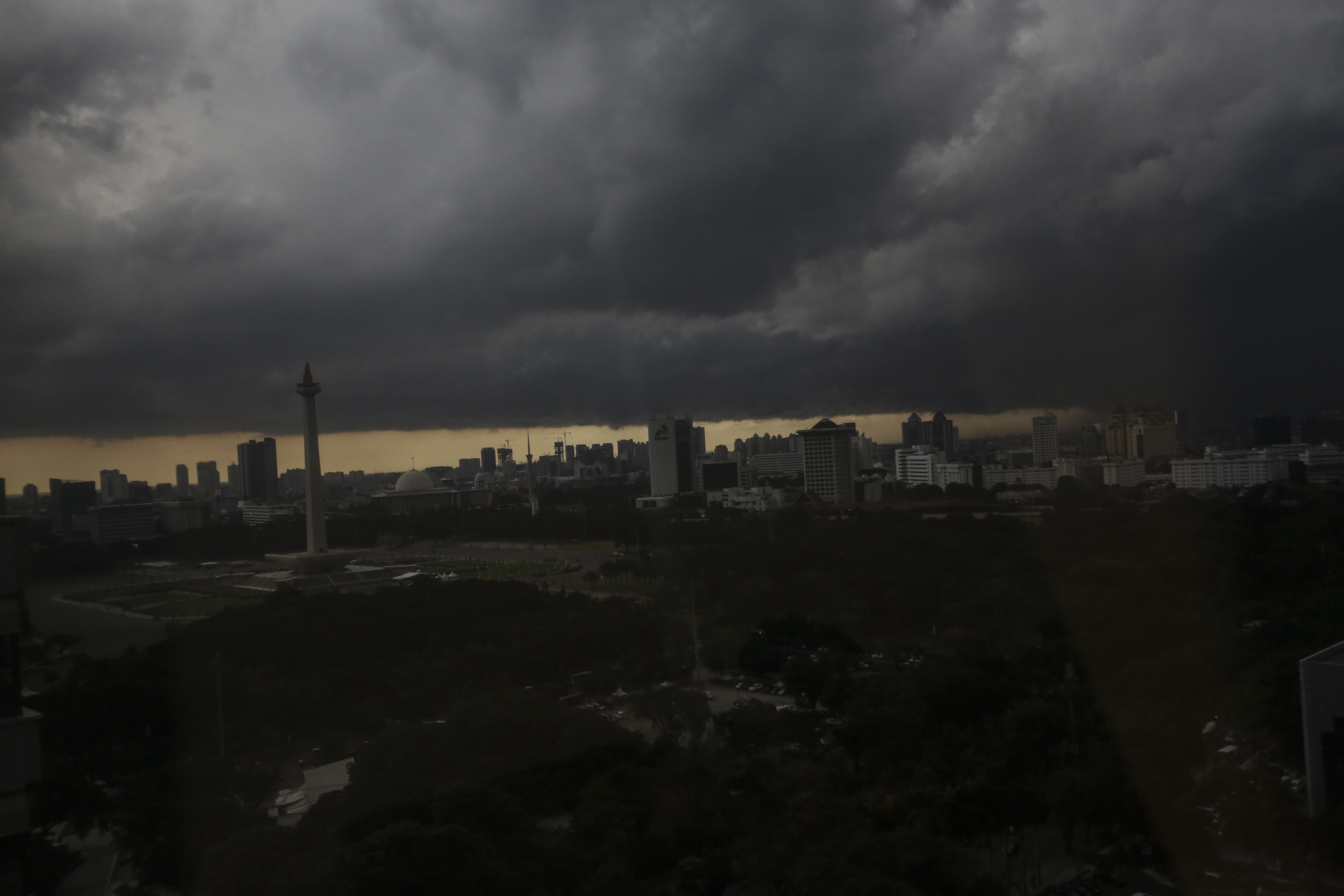Awan hitam menyelimuti langit Jakarta