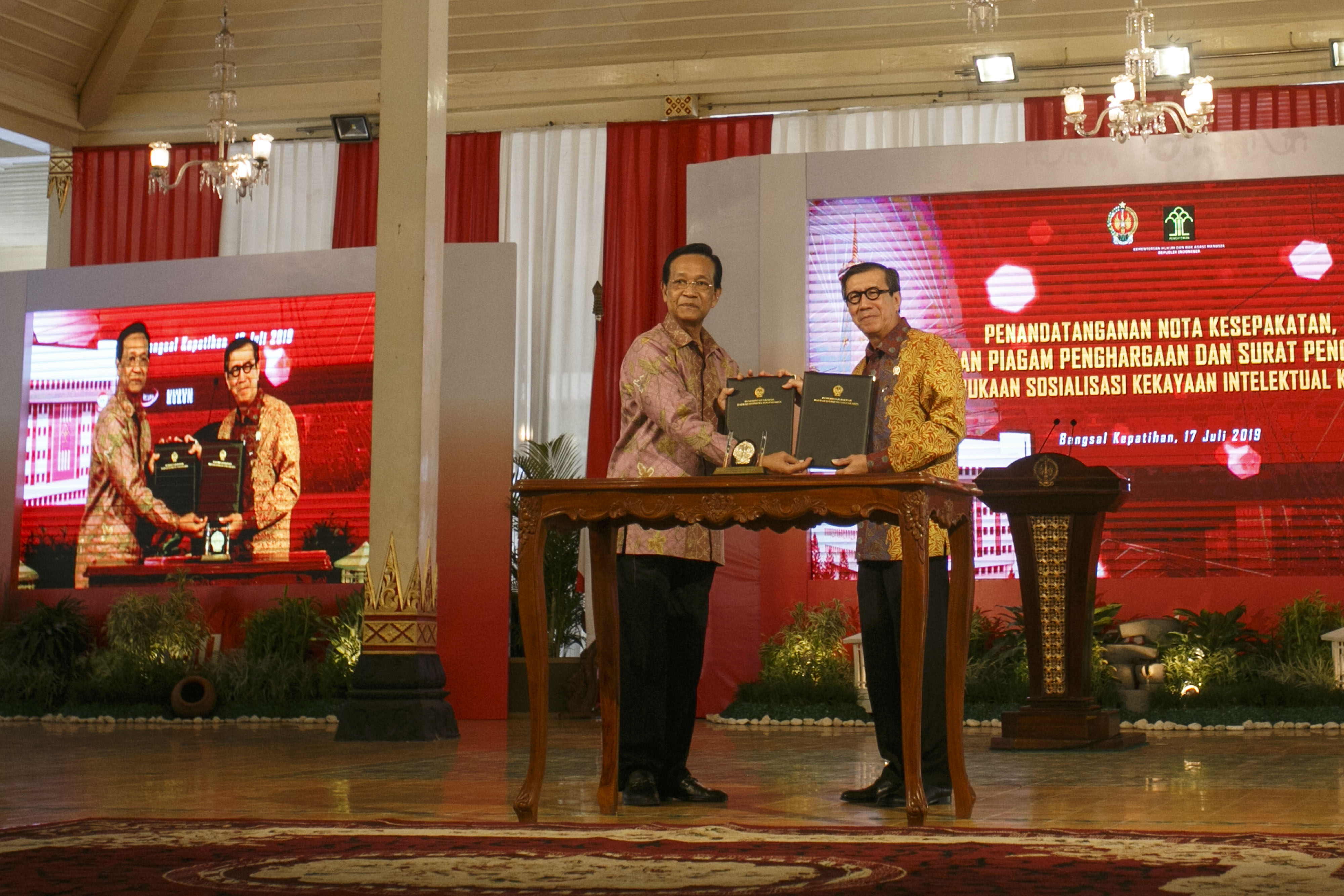 Menteri Hukum dan HAM Yasonna H Laoly (kanan) dan Gubernur DIY Sri Sultan HB X (kiri) 