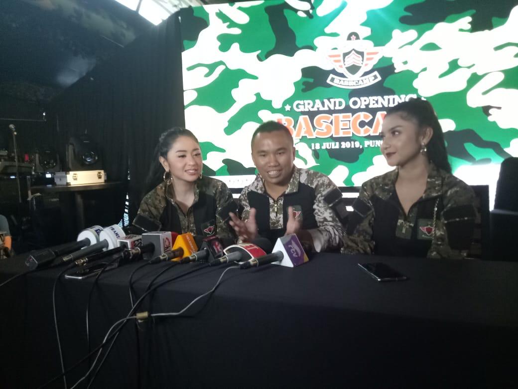 Momen pembukaan restoran Andy Wibowo