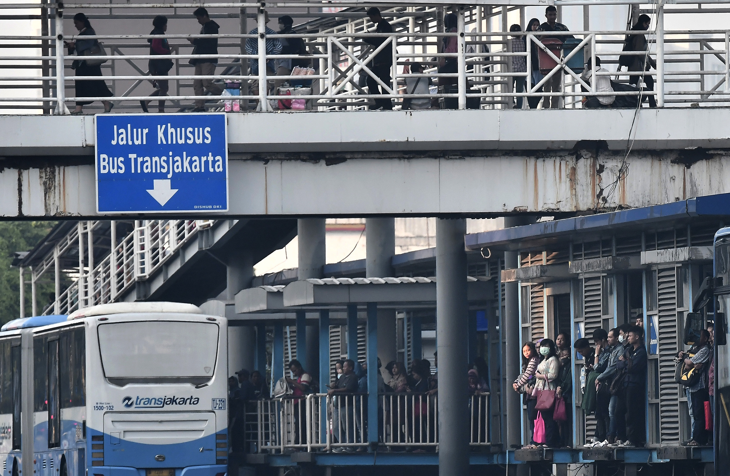 Situasi di Halte Bus Transjakarta Harmoni, Jakarta Pusat, Kamis (23/5/2019). 