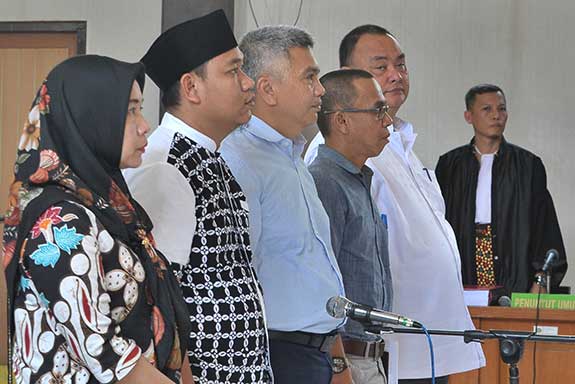 Kelima komisioner KPU Palembang (dari kiri) Yetty Oktarini, Abdul Malik, Syafarudin, Alex Barzili dan Eftiyaniyang menjadi terdakwa