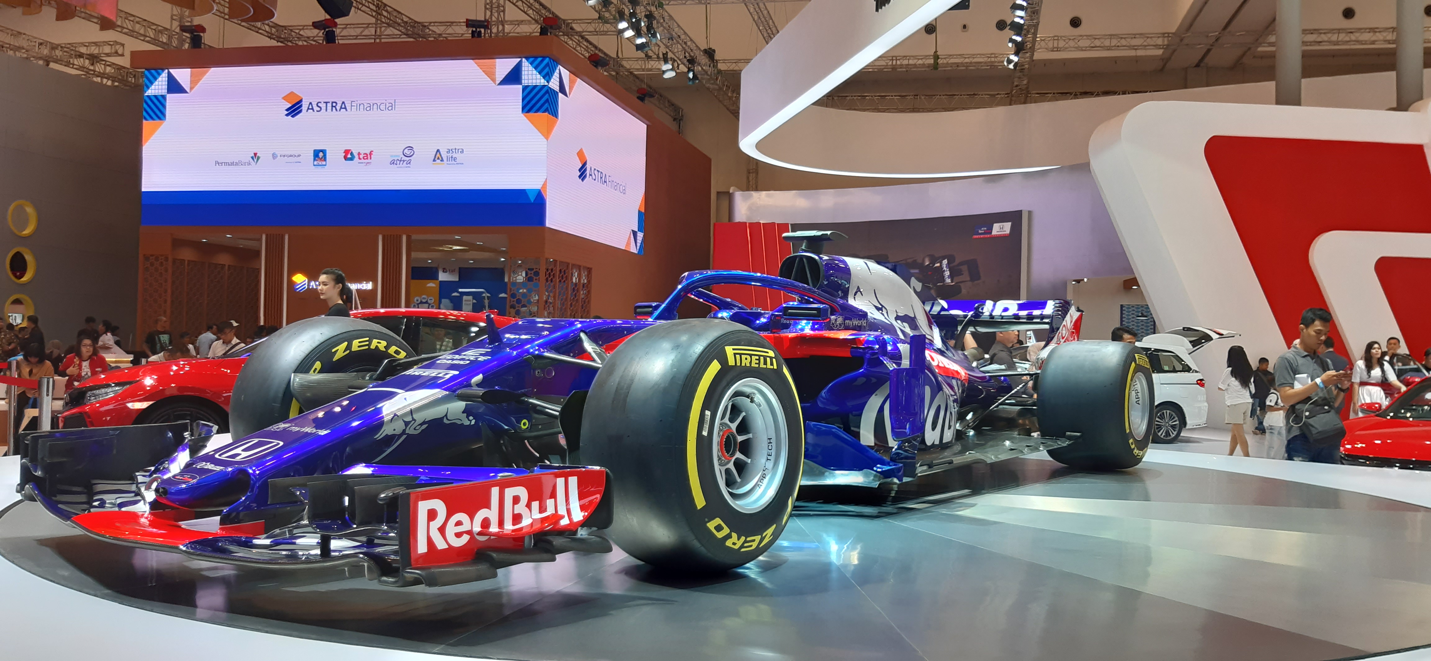 mobil balap Formula 1 Toro Rosso Honda STR14 di Gaikindo Indonesia International Auto Show (GIIAS) 2019.